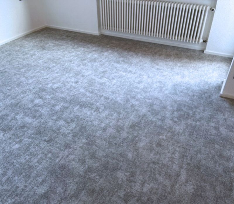 einen grauen Teppich verlegt