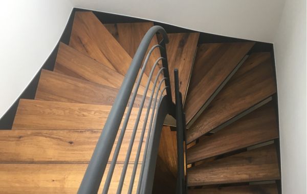 Treppe auf Metallkonstruktion von Buck Parkett verlegt